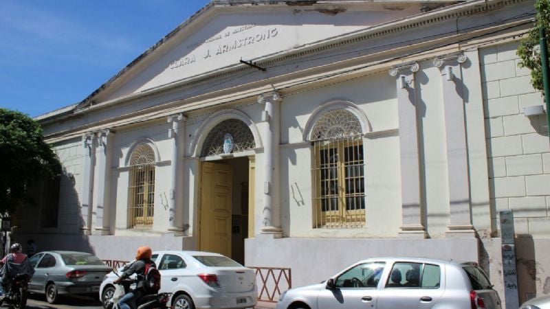 Adolescente cayó desde casi 4 metros en la escuela