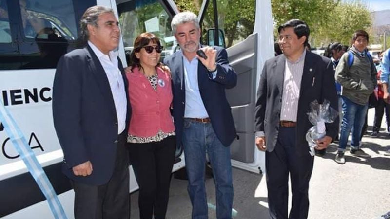 Alumnos de escuelas técnicas de Santa María recibieron medios de transporte y equipamiento