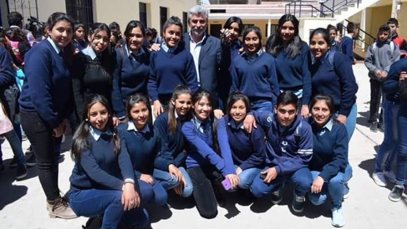 Alumnos de escuelas técnicas de Santa María recibieron medios de transporte y equipamiento