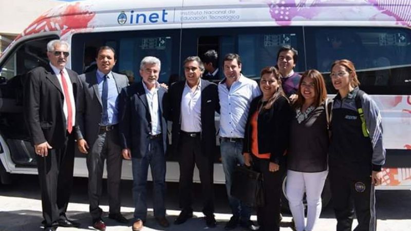 Alumnos de escuelas técnicas de Santa María recibieron medios de transporte y equipamiento
