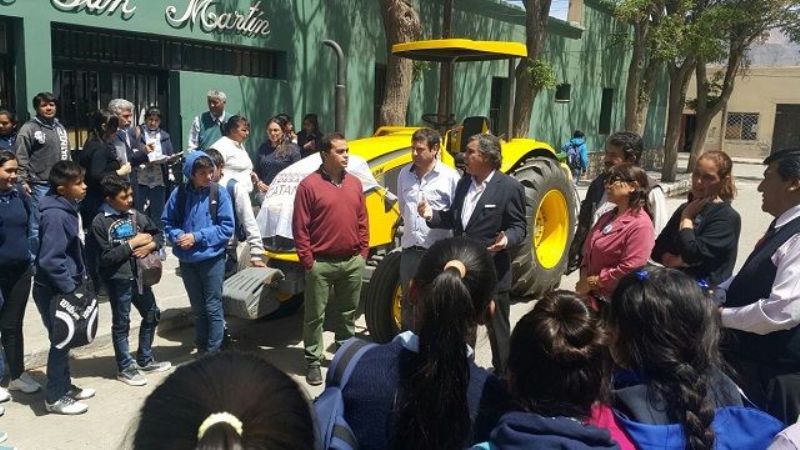 Entregaron tractor a productores