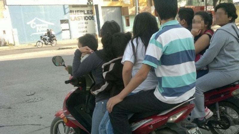 Iban 4 en una moto y se accidentaron