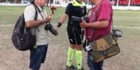 LOS FOTÓGRAFOS no podían creer las explicaciones del referí.