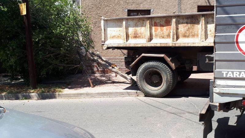 Remolcaban un camión y se cortó la lanza