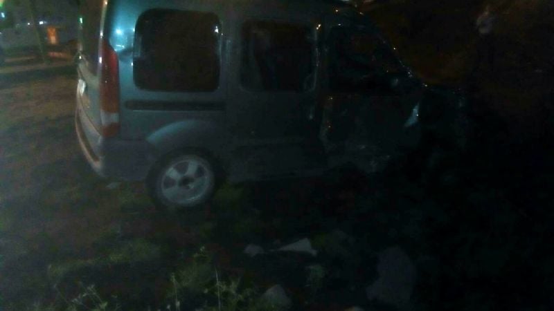 Tren de cargas embistió a un utilitario