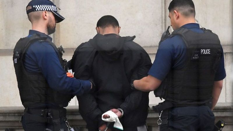 A la comisaría por realizar exhibiciones obscenas en un colectivo