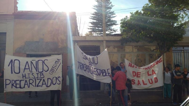 Precarizados de Salud protestan en casa de Saadi