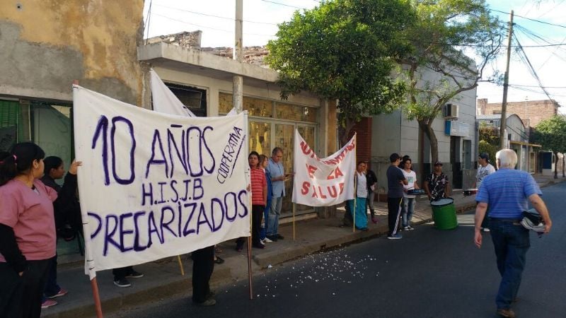 Precarizados de Salud protestan en casa de Saadi