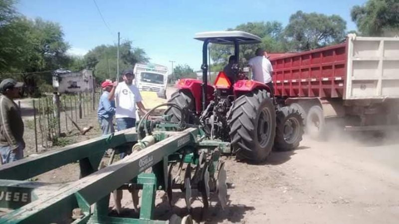 Apoyan con maquinaria a productores de La Paz