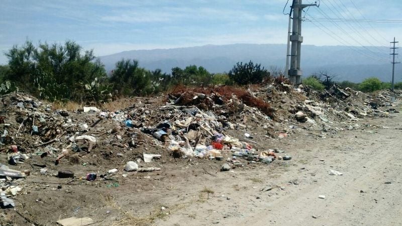 Un enorme basural en ET Valle Viejo podría causar un apagón energético
