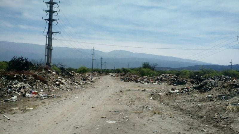 Un enorme basural en ET Valle Viejo podría causar un apagón energético