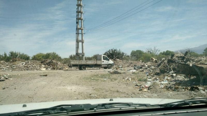 Un enorme basural en ET Valle Viejo podría causar un apagón energético