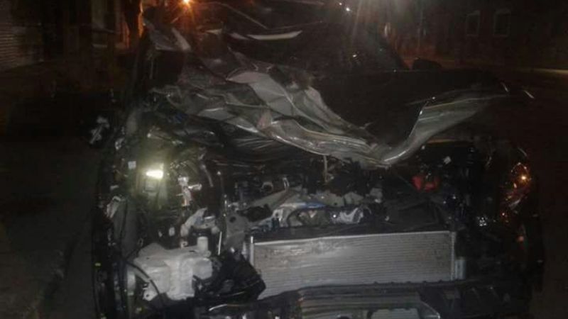 Un auto quedó destruido tras chocar con un animal en la ruta 157