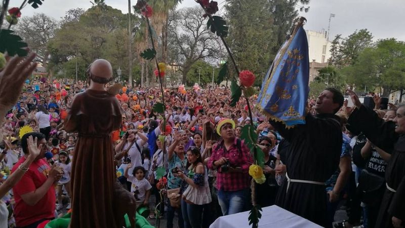 Con una colorida y alegre procesión para celebrar a San Francisco de Asís