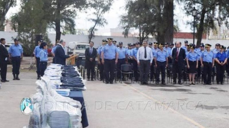Entregaron nuevos uniformes y mobiliario a la Policía de la Provincia