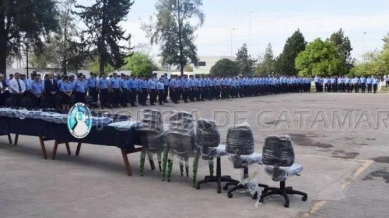 Entregaron nuevos uniformes y mobiliario a la Policía de la Provincia
