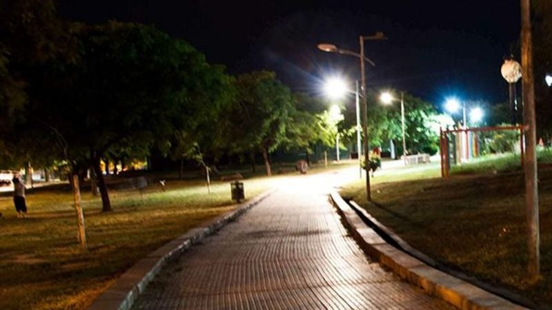 Policías asistieron a un joven en el Parque de los Niños