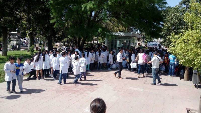 Alumnos terminaron en la plaza por amenaza de bomba
