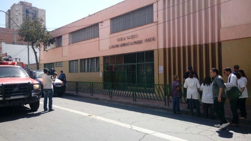 Alumnos terminaron en la plaza por amenaza de bomba