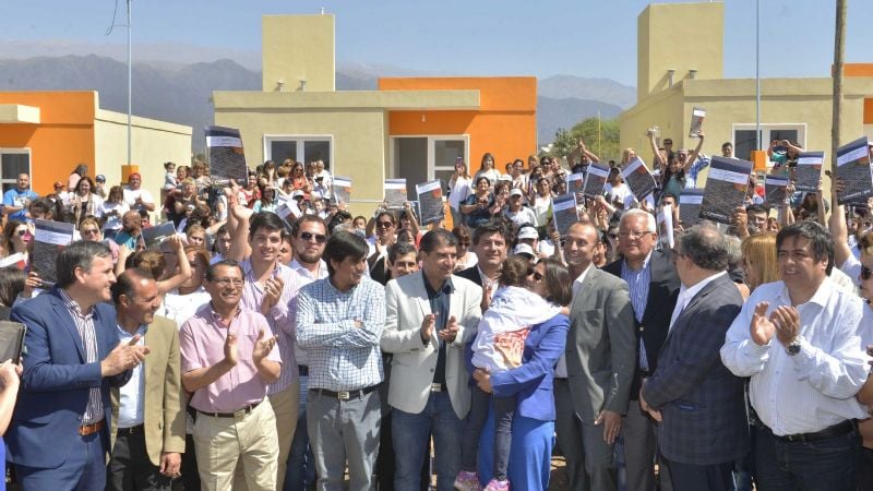 Lucía entregó otras 50 viviendas del IPV