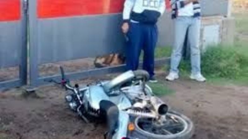 Chocó contra el portón de una casa, dejó la moto y escapó