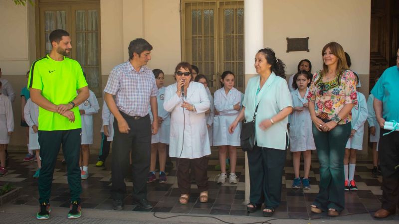 Nuevo reconocimiento al profe Mariano y a Agostina