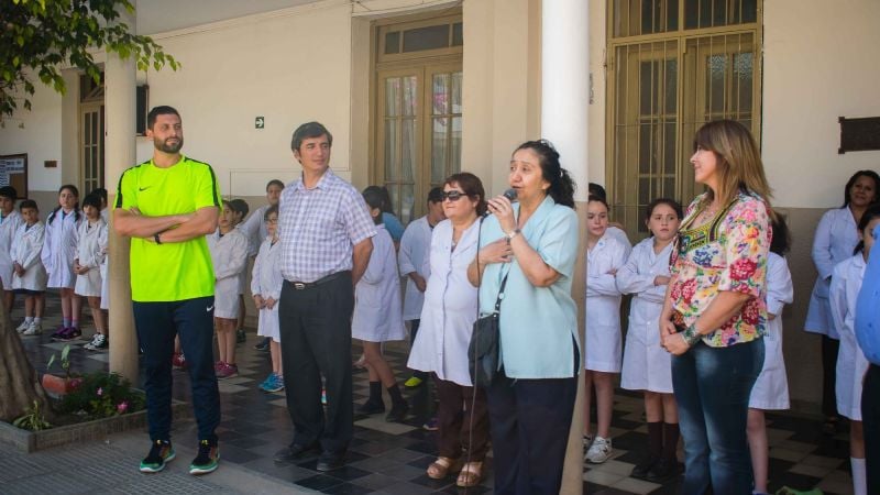 Nuevo reconocimiento al profe Mariano y a Agostina