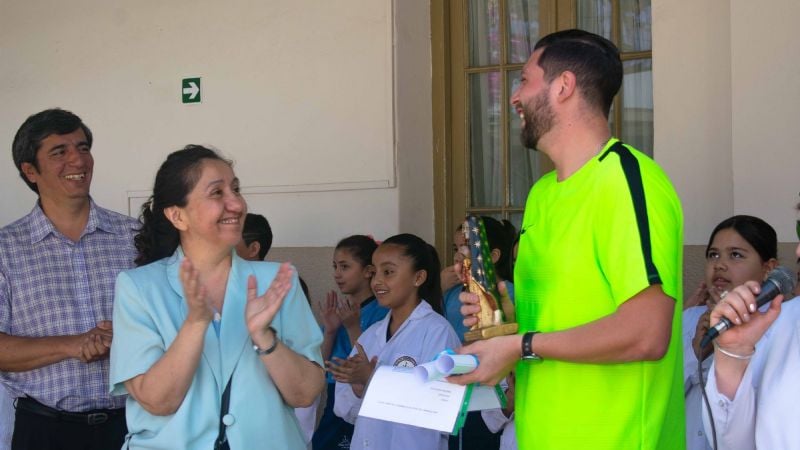 Nuevo reconocimiento al profe Mariano y a Agostina