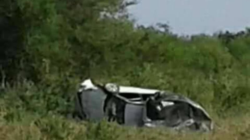 Murió una joven tras volcar con su auto