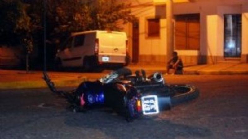Se cayó de la moto con dos niños