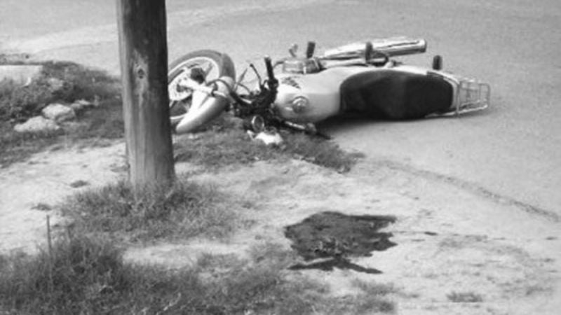 Joven grave tras chocar con su moto contra un poste