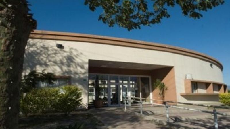 Policías resguardan a un joven fugado del Centro Integral de Salud