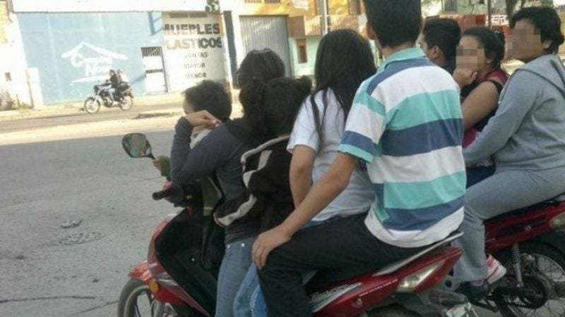 Iban cuatro en la moto y chocaron