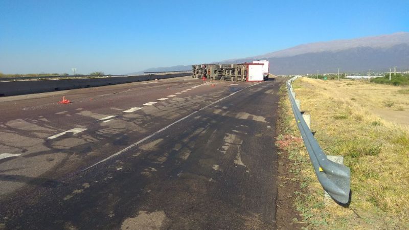 Volcó camión con bebidas cerca del Mercado de Abasto