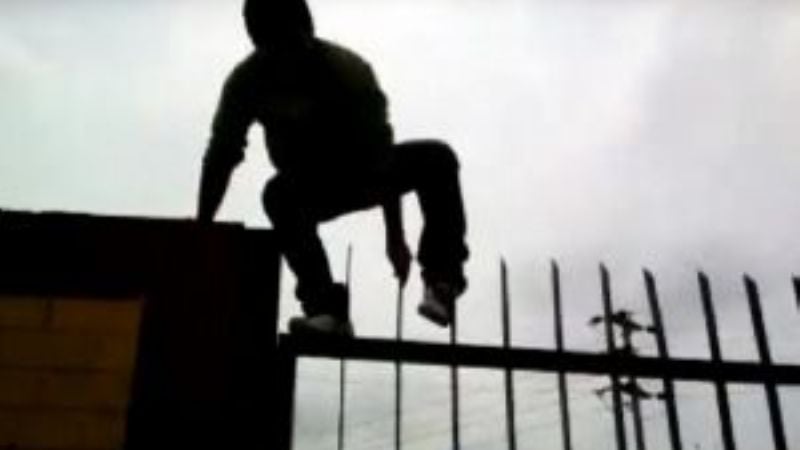 Atraparon a un joven en el techo de una casa