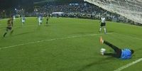 LUCCHETTI le atajó un penal a Camacho, durante el partido.