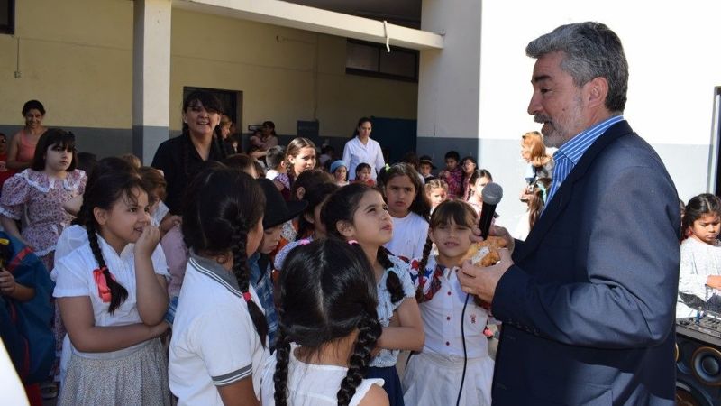 Patio de lectura criolla para conmemorar el Día de la Tradición