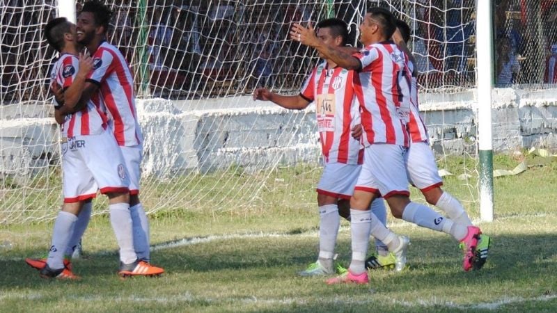 Villa Cubas goleó y bajó a Ferro; “Defe” apenas empató