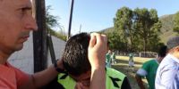 EL ASISTENTE PEREYRA es asistido tras la agresión.
