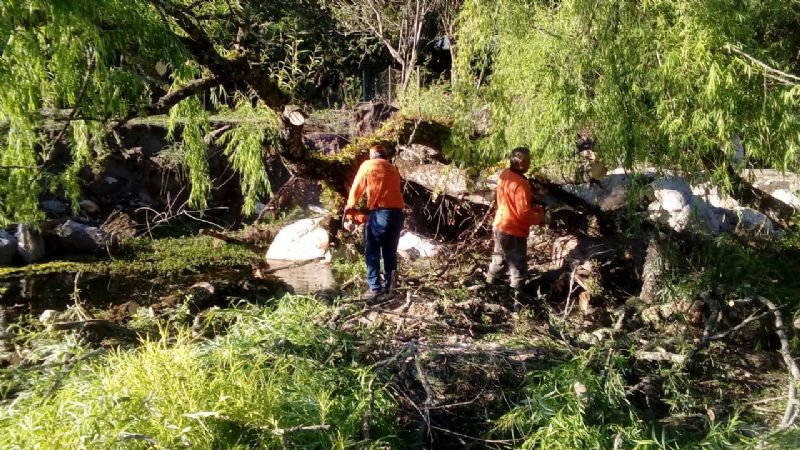 Tareas de limpieza en el río Balcozna