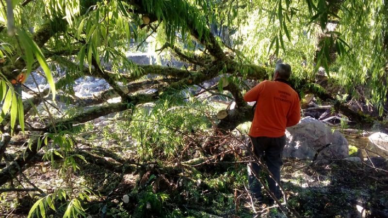 Tareas de limpieza en el río Balcozna