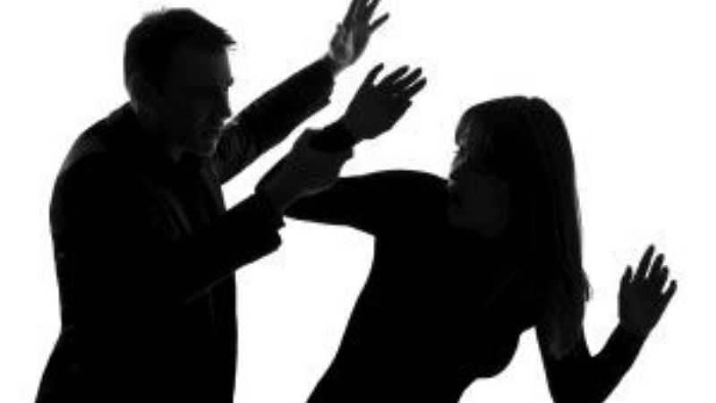 Aprehenden a un hombre por golpear a su pareja