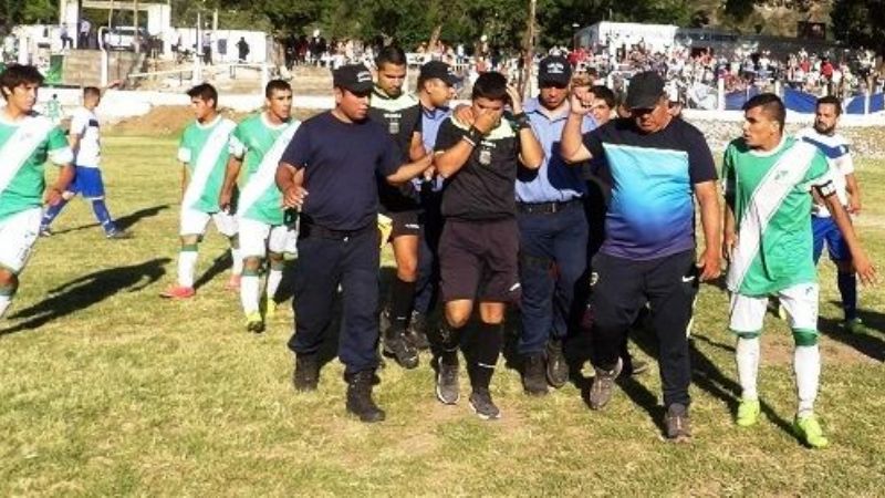 Otra vez la violencia “frenó” al fútbol
