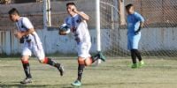 MAXIMILIANO GUERRA festeja su gol de penal a Instituto.
