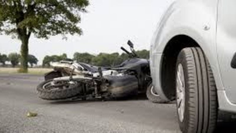 Un adolescente y un hombre heridos en accidentes de motos