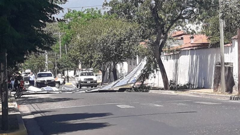 El viento hizo volar la chapa del techo de una casa
