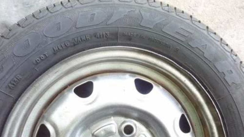 Le dejaron en su casa una rueda de auto robada