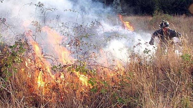 Un policía sufrió quemaduras en sus piernas en un incendio