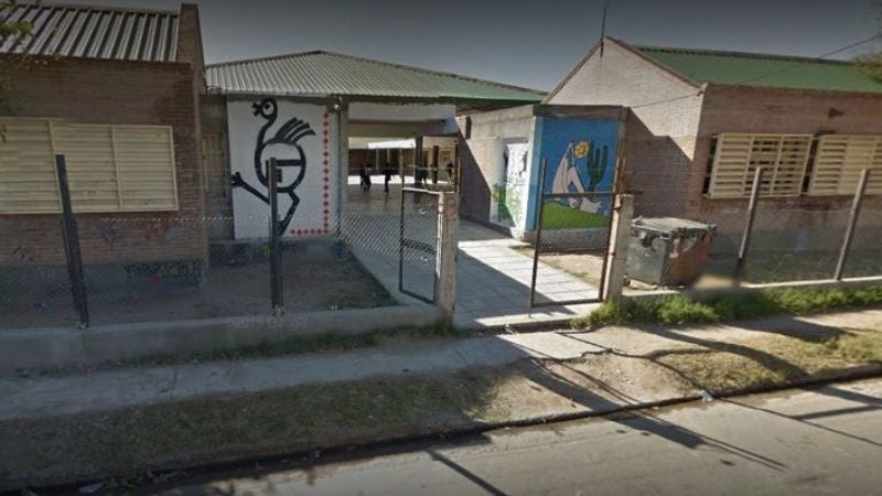 Policía ingresó a una escuela y quiso agredir a una docente