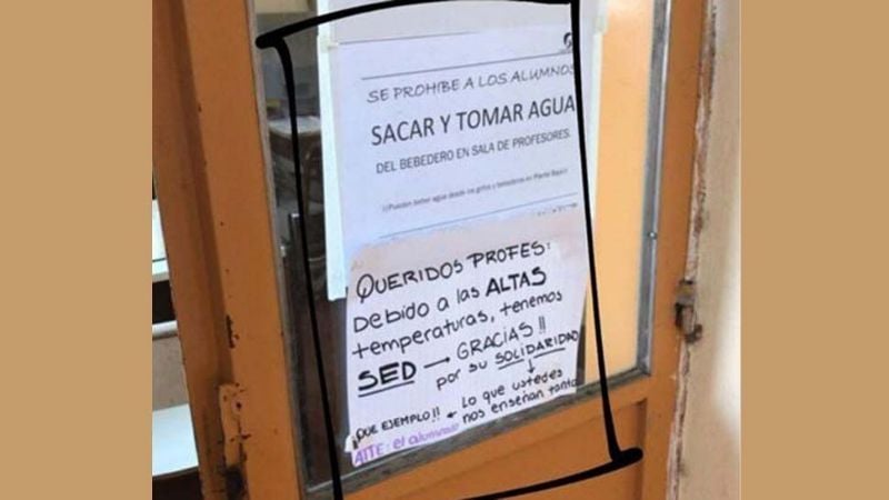 En escuela pública, directora puso dispenser a disposición de los alumnos